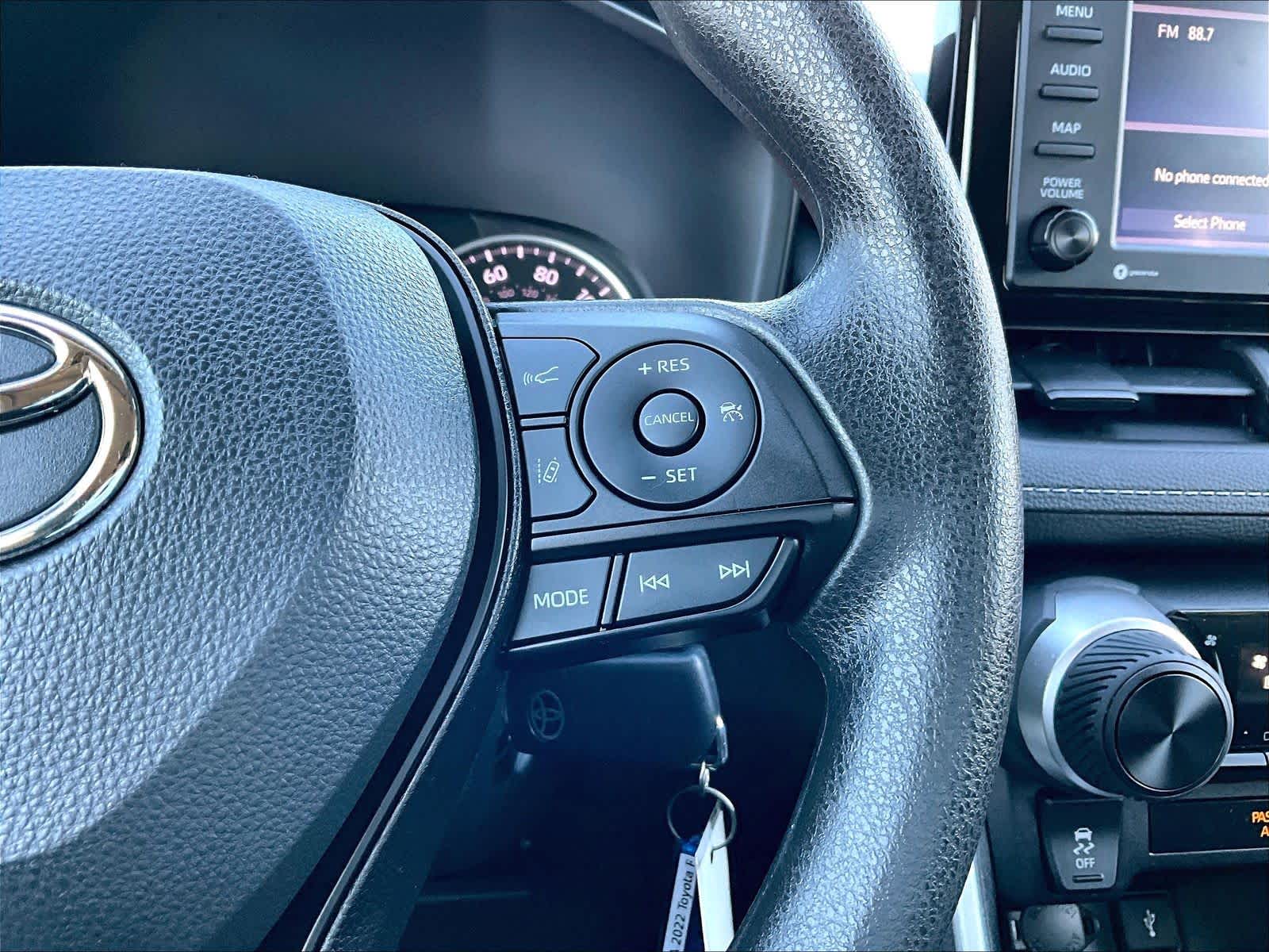 2022 Toyota RAV4 LE - Photo 24