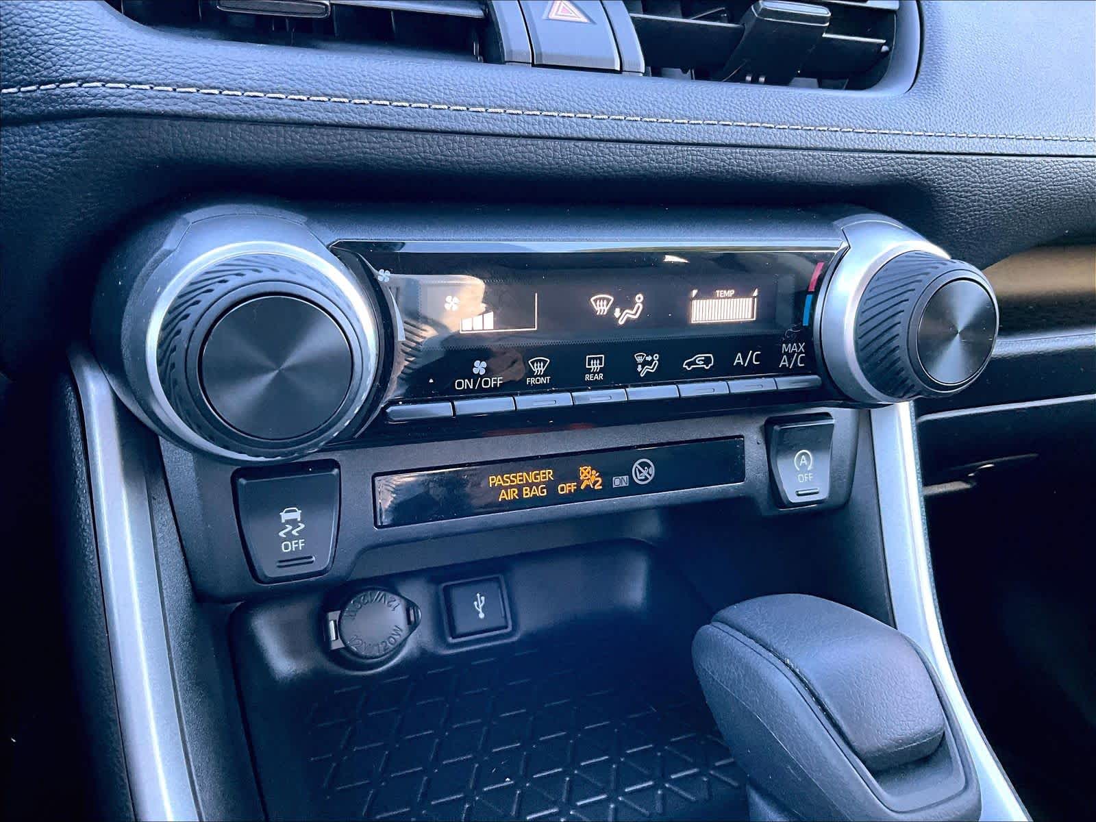 2022 Toyota RAV4 LE - Photo 26