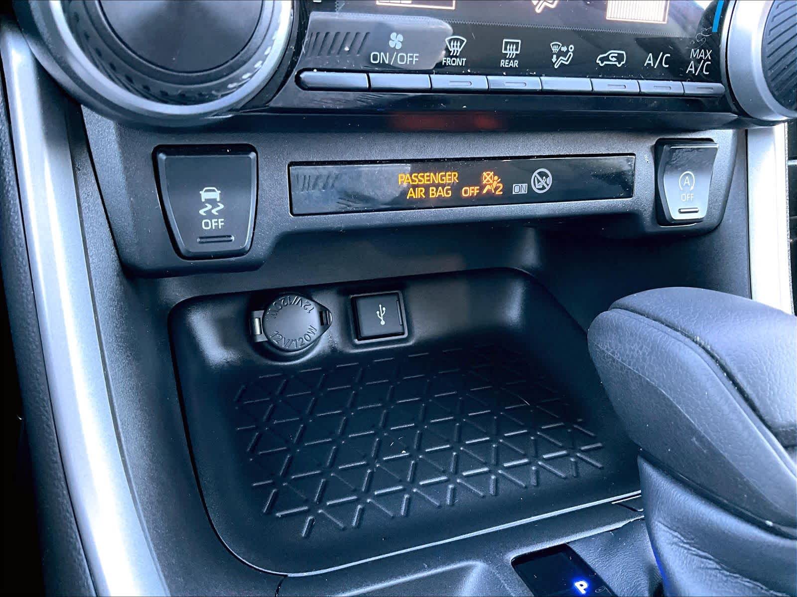 2022 Toyota RAV4 LE - Photo 27