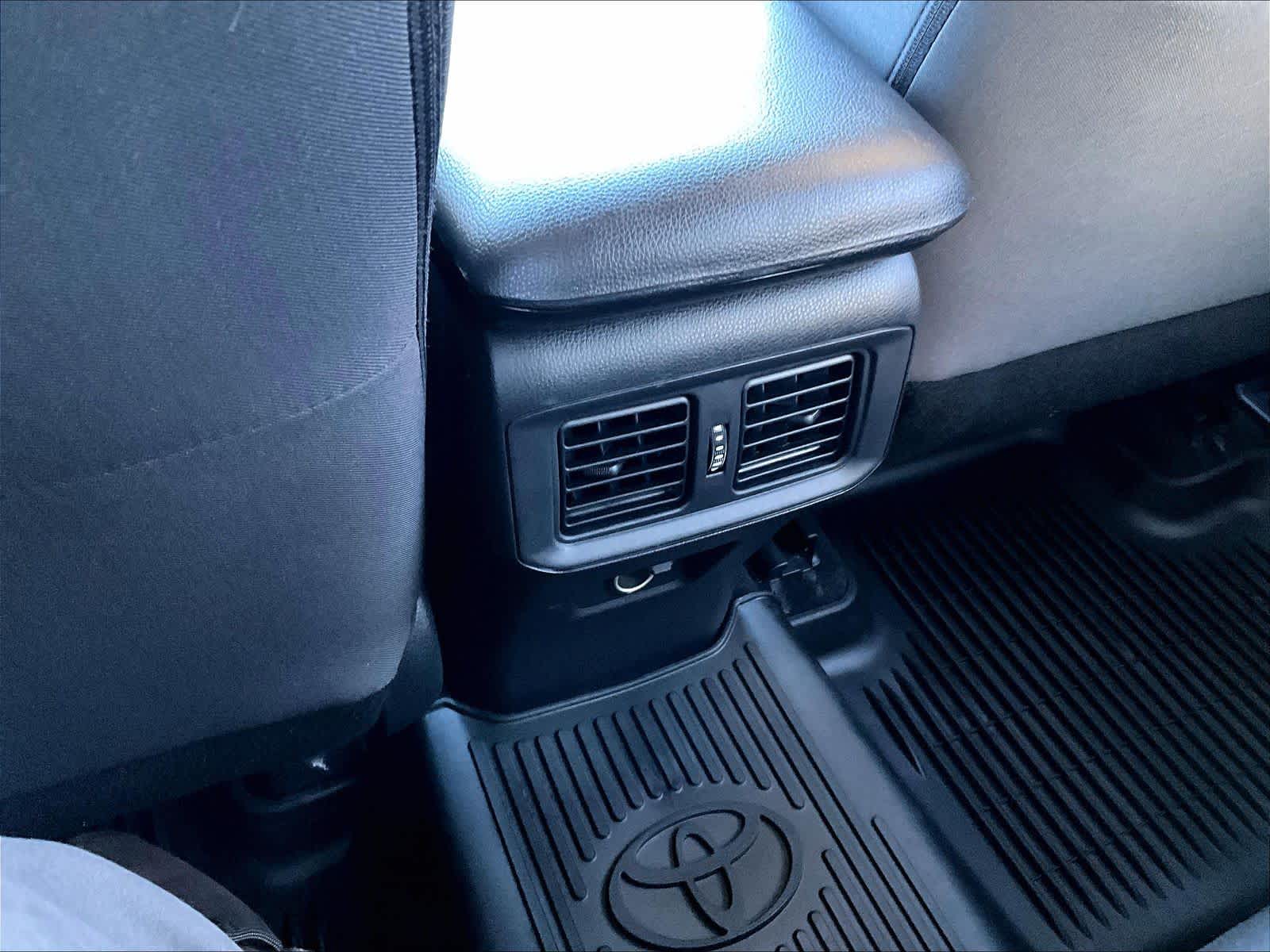 2022 Toyota RAV4 LE - Photo 28