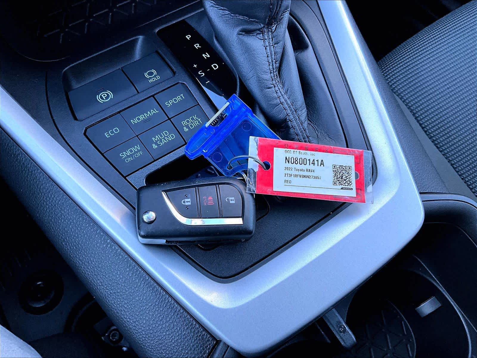 2022 Toyota RAV4 LE - Photo 31