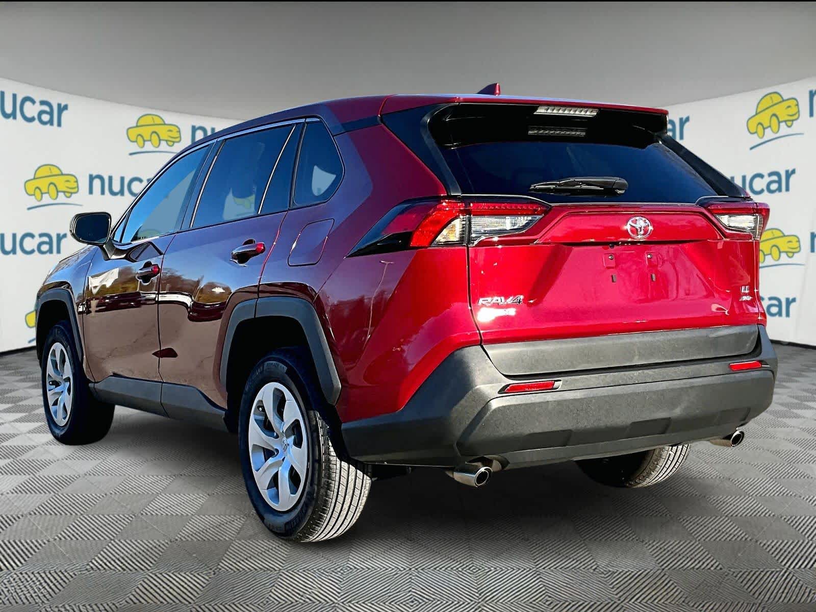 2022 Toyota RAV4 LE - Photo 4