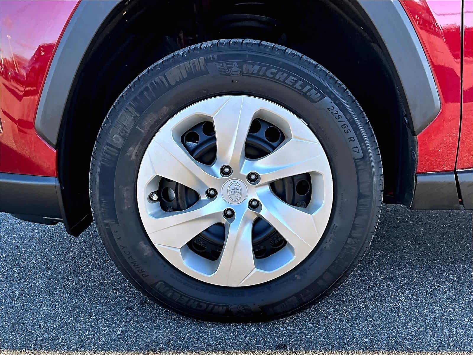 2022 Toyota RAV4 LE - Photo 7