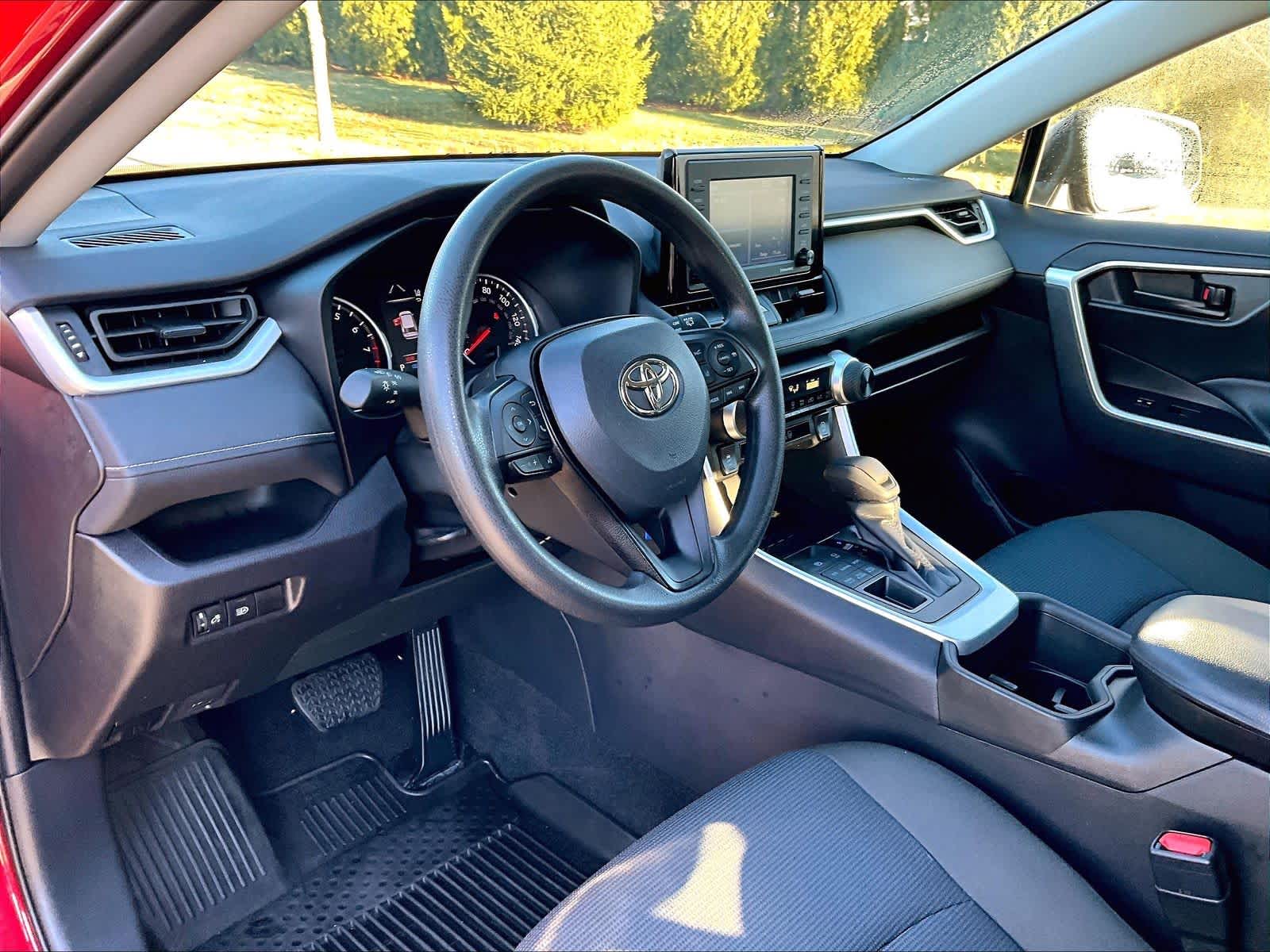 2022 Toyota RAV4 LE - Photo 8