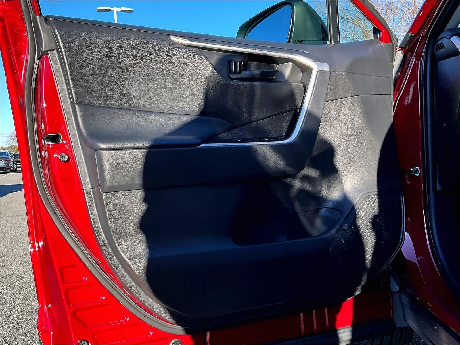 2022 Toyota RAV4 LE - Photo 9