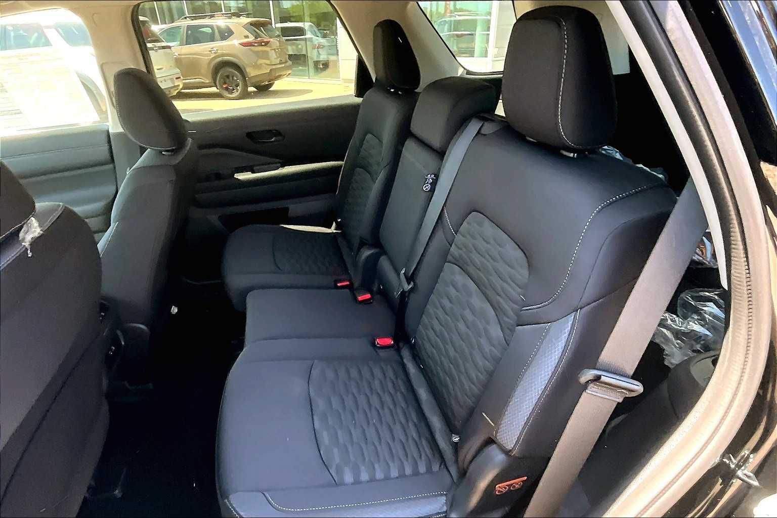 2025 Nissan Pathfinder SV - Photo 14