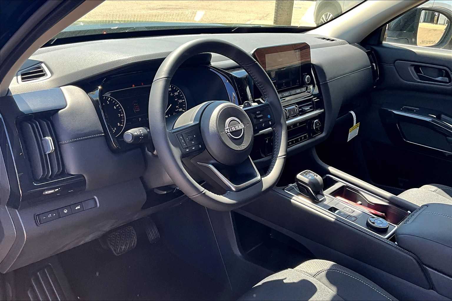 2025 Nissan Pathfinder SV - Photo 8