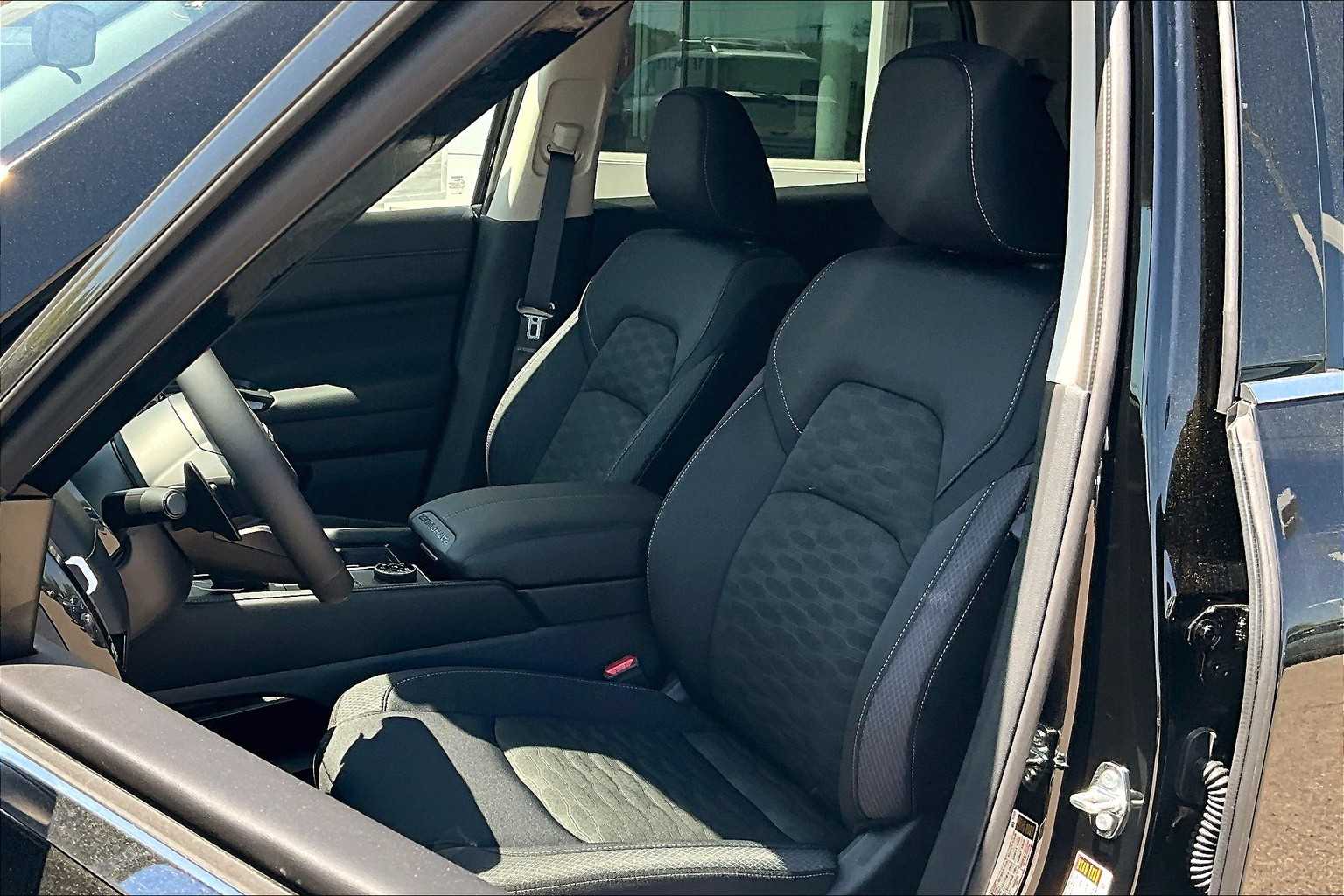 2025 Nissan Pathfinder SV - Photo 10