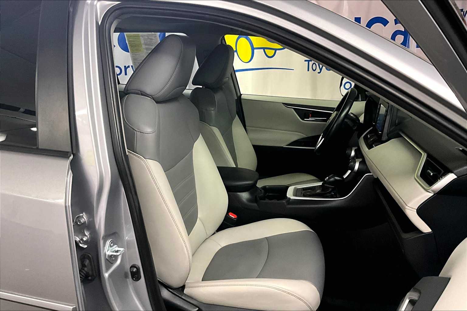 2021 Toyota RAV4 XLE Premium - Photo 11