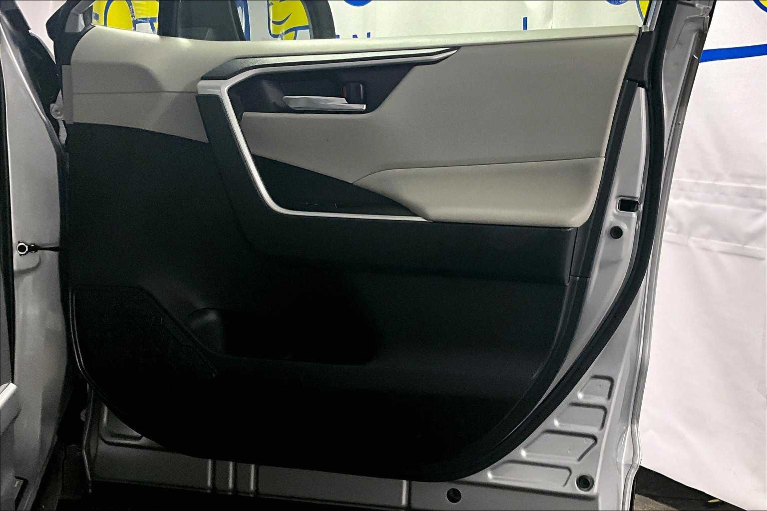 2021 Toyota RAV4 XLE Premium - Photo 12