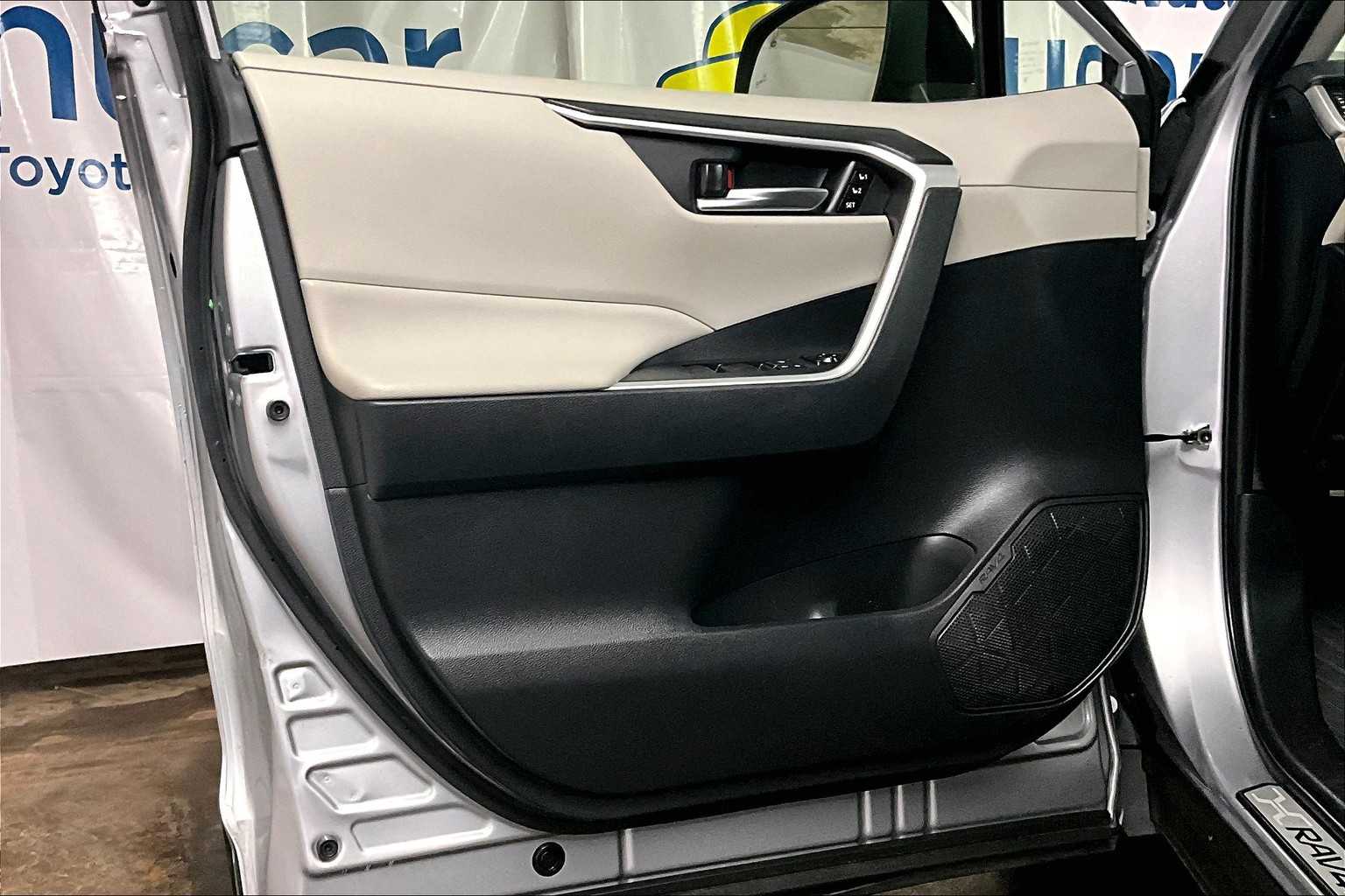 2021 Toyota RAV4 XLE Premium - Photo 9