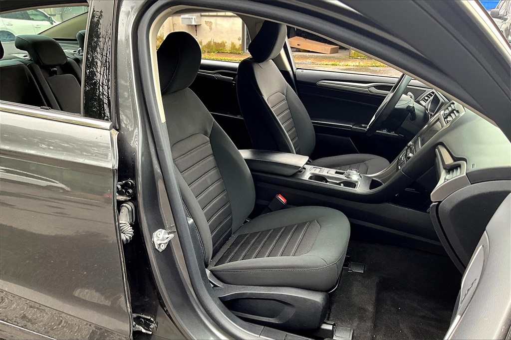2020 Ford Fusion SE - Photo 11