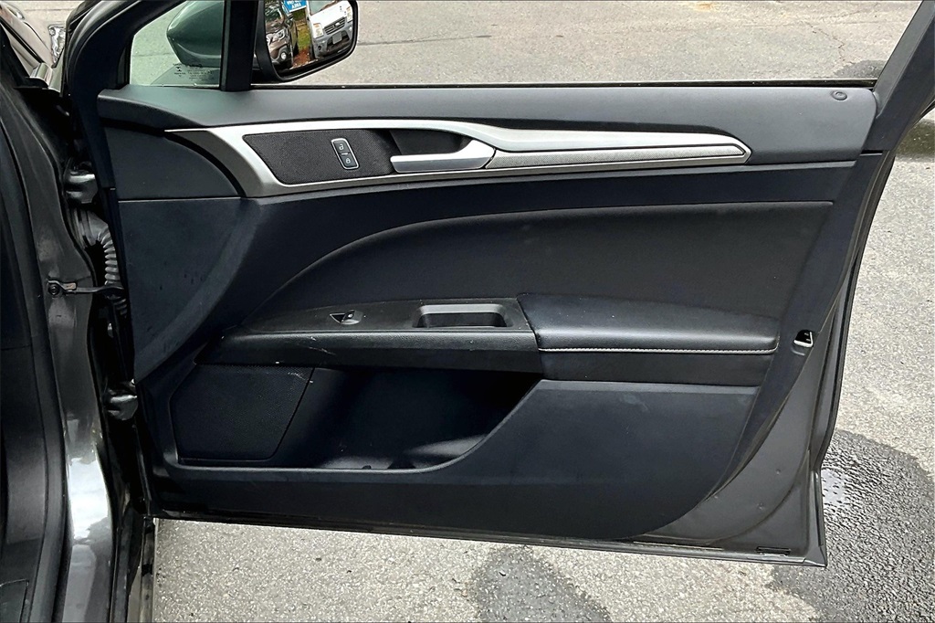 2020 Ford Fusion SE - Photo 12