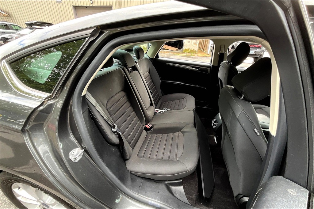 2020 Ford Fusion SE - Photo 16