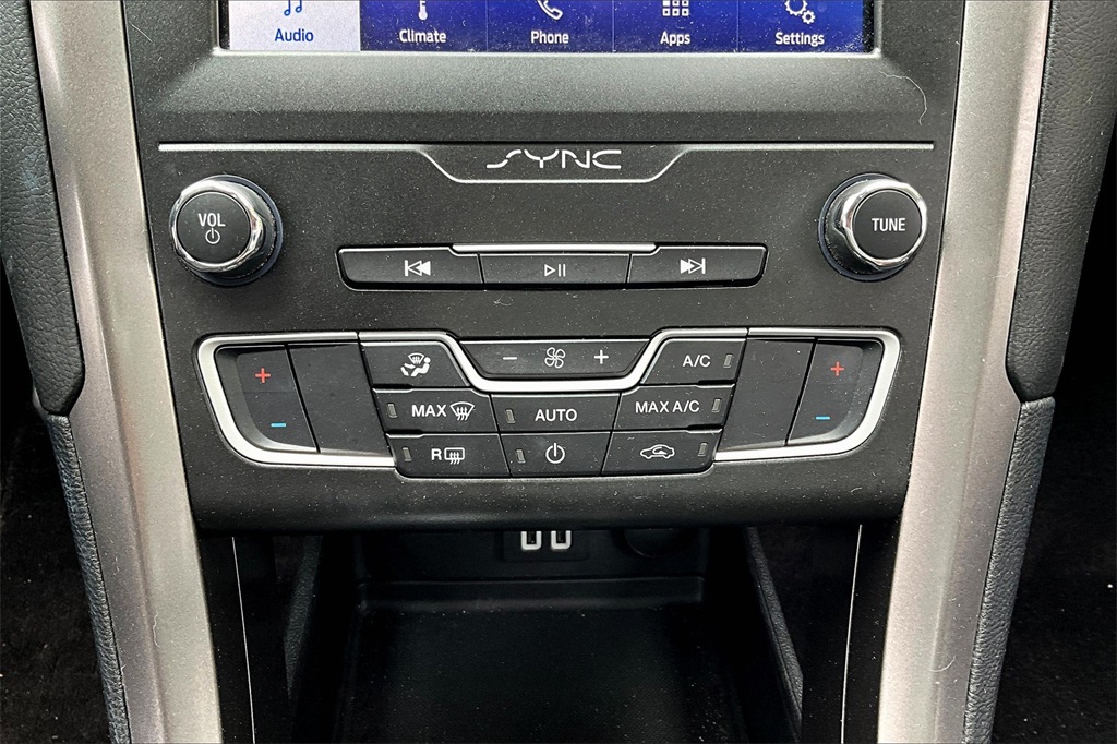 2020 Ford Fusion SE - Photo 26