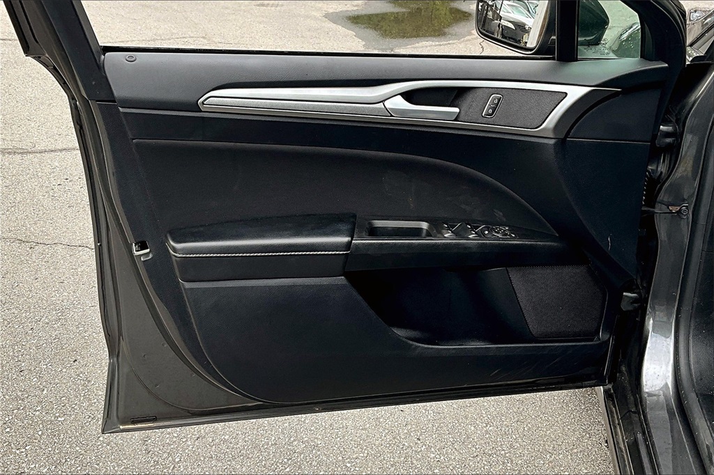 2020 Ford Fusion SE - Photo 9
