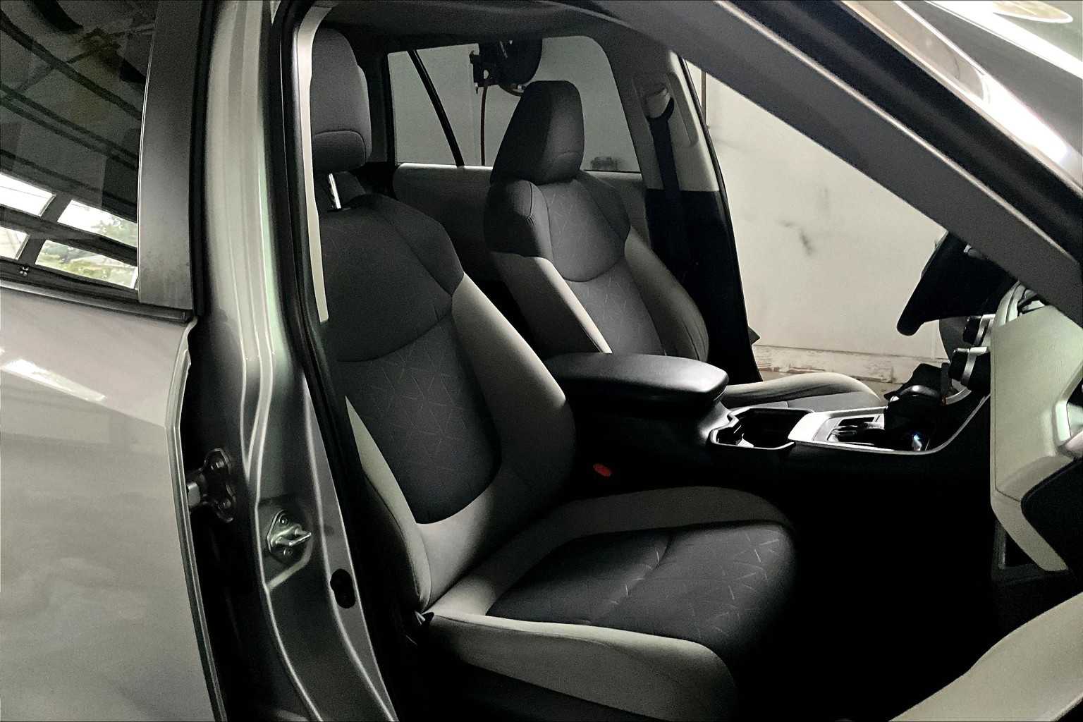 2019 Toyota RAV4 XLE - Photo 11
