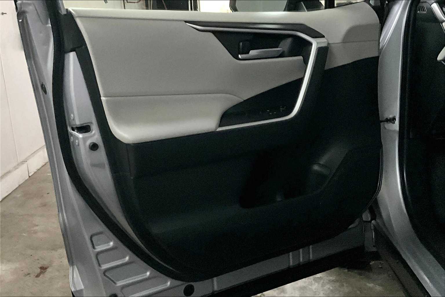 2019 Toyota RAV4 XLE - Photo 9