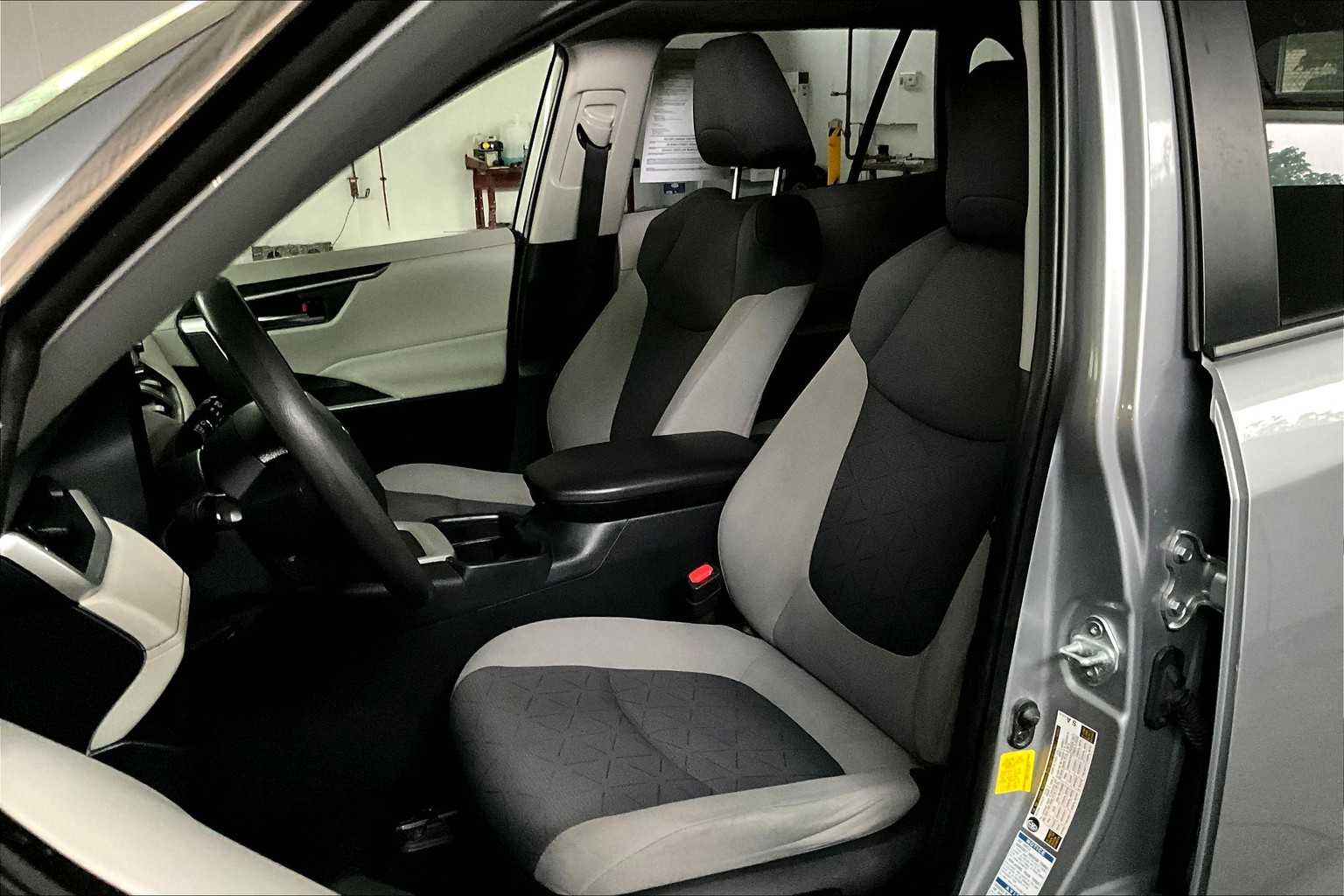 2019 Toyota RAV4 XLE - Photo 10