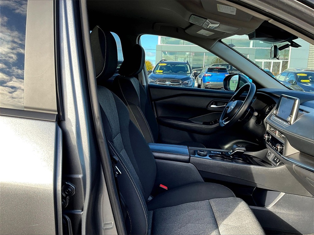 2024 Nissan Rogue SV - Photo 11