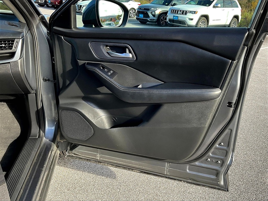 2024 Nissan Rogue SV - Photo 12