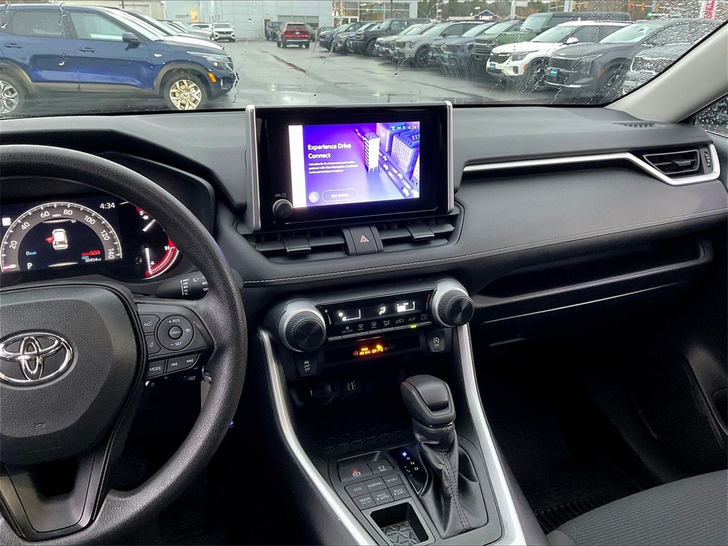 2023 Toyota RAV4 LE - Photo 17