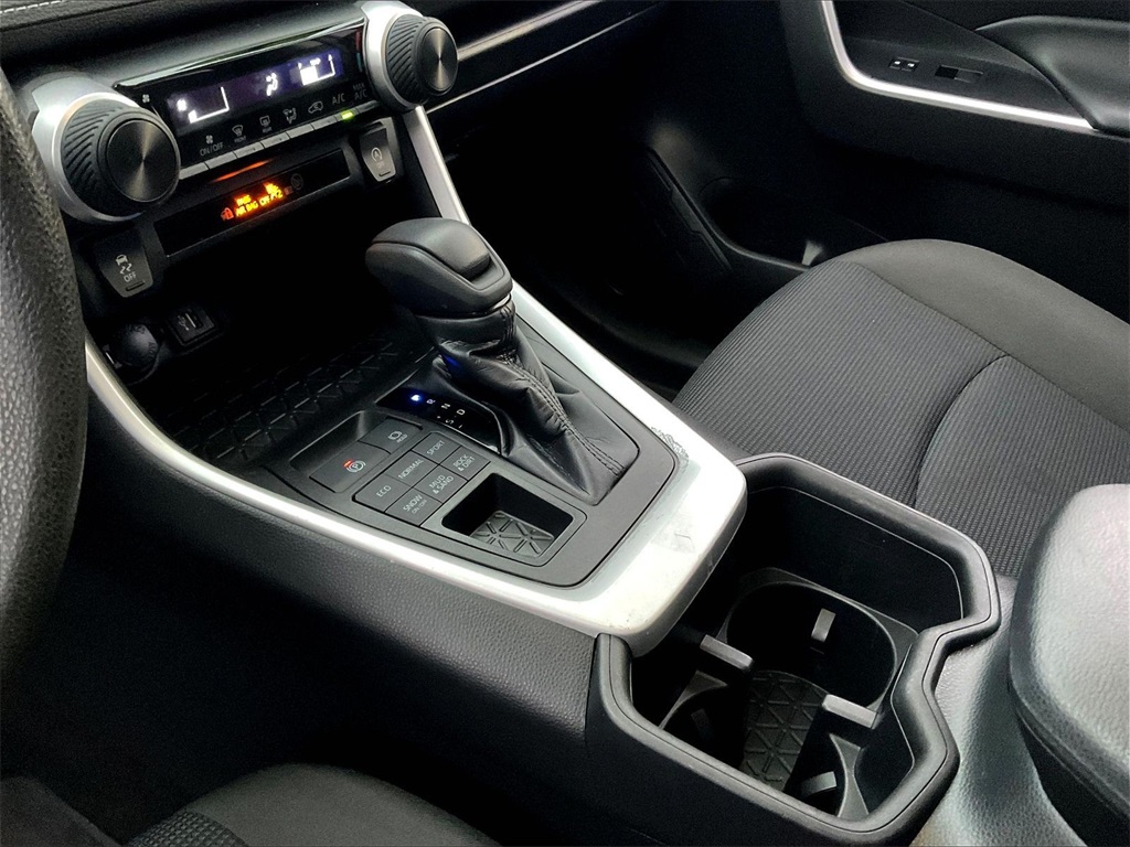 2023 Toyota RAV4 LE - Photo 19
