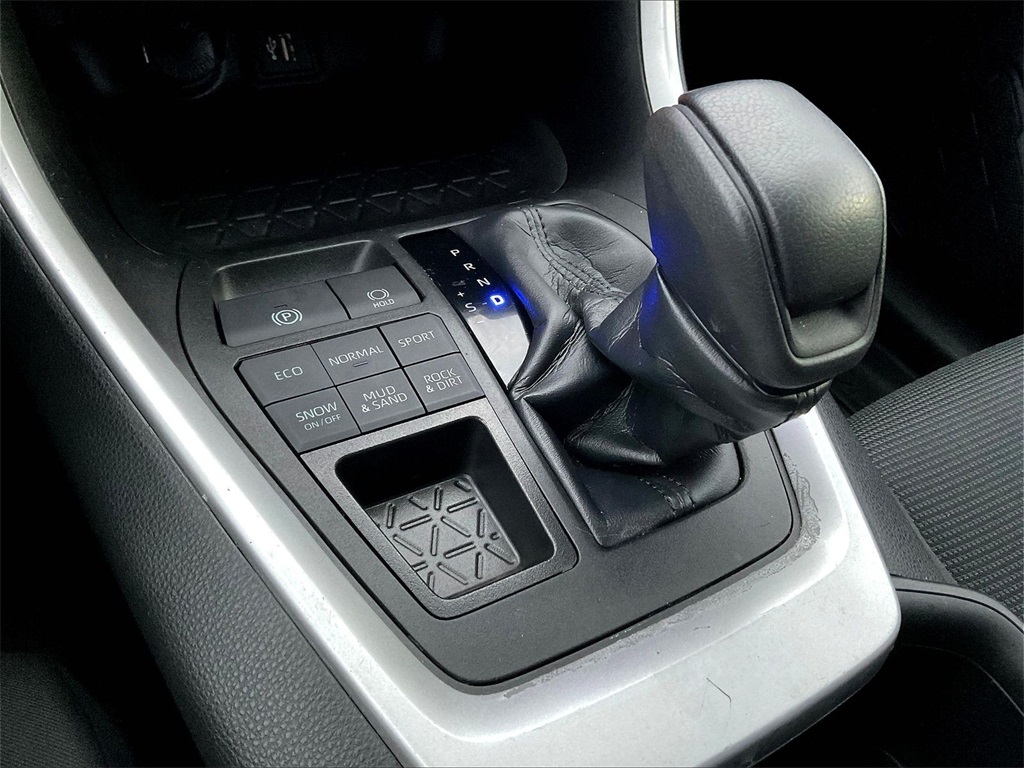 2023 Toyota RAV4 LE - Photo 32