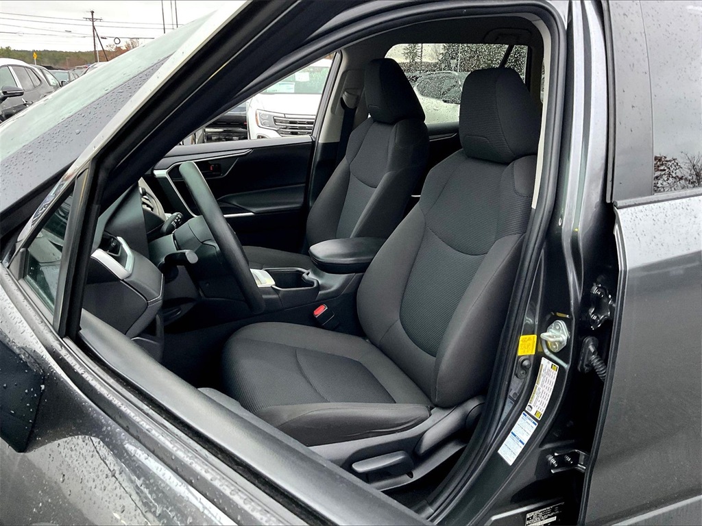 2023 Toyota RAV4 LE - Photo 9