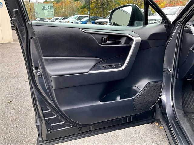 2023 Toyota RAV4 LE - Photo 18