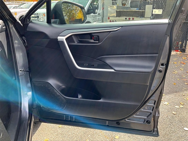 2023 Toyota RAV4 LE - Photo 19