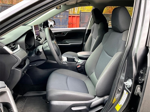 2023 Toyota RAV4 LE - Photo 20