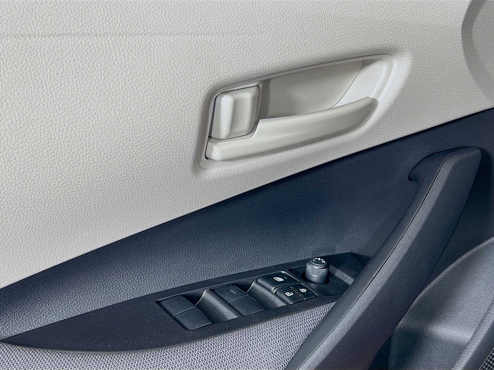 2025 Toyota Corolla LE - Photo 15