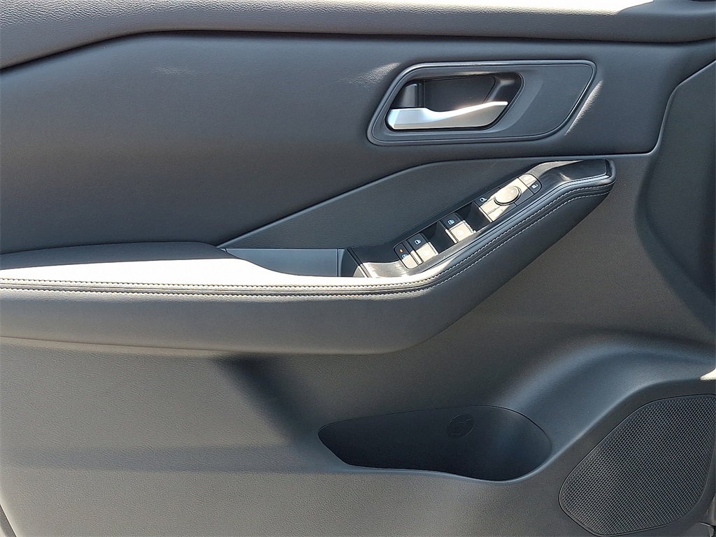 2025 Nissan Rogue SV - Photo 8