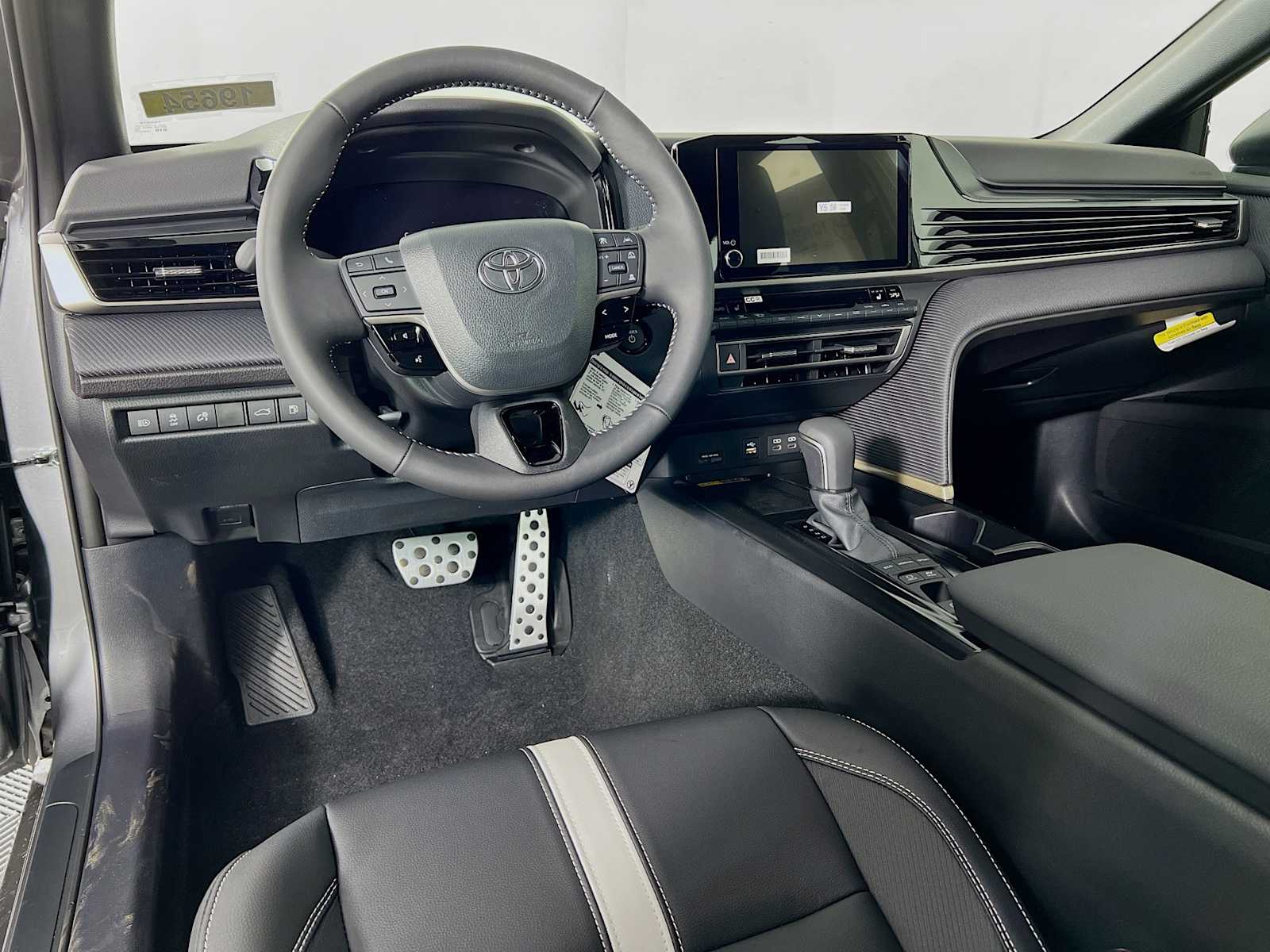 2025 Toyota Camry SE - Photo 6