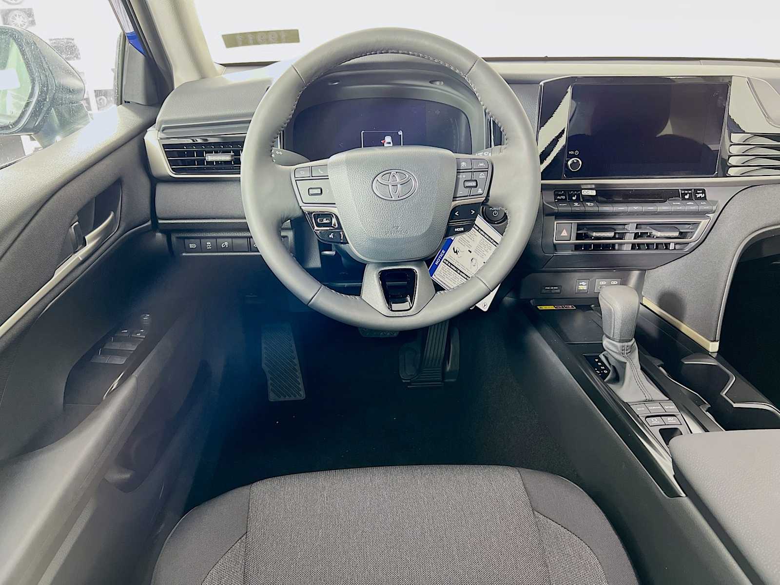 2025 Toyota Camry LE - Photo 15