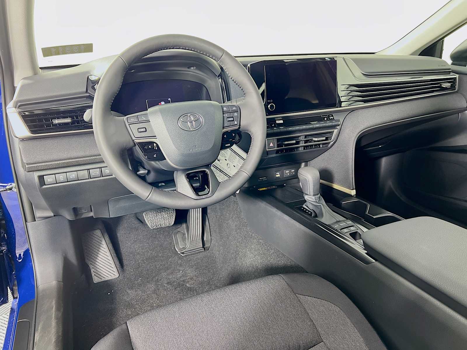 2025 Toyota Camry LE - Photo 6