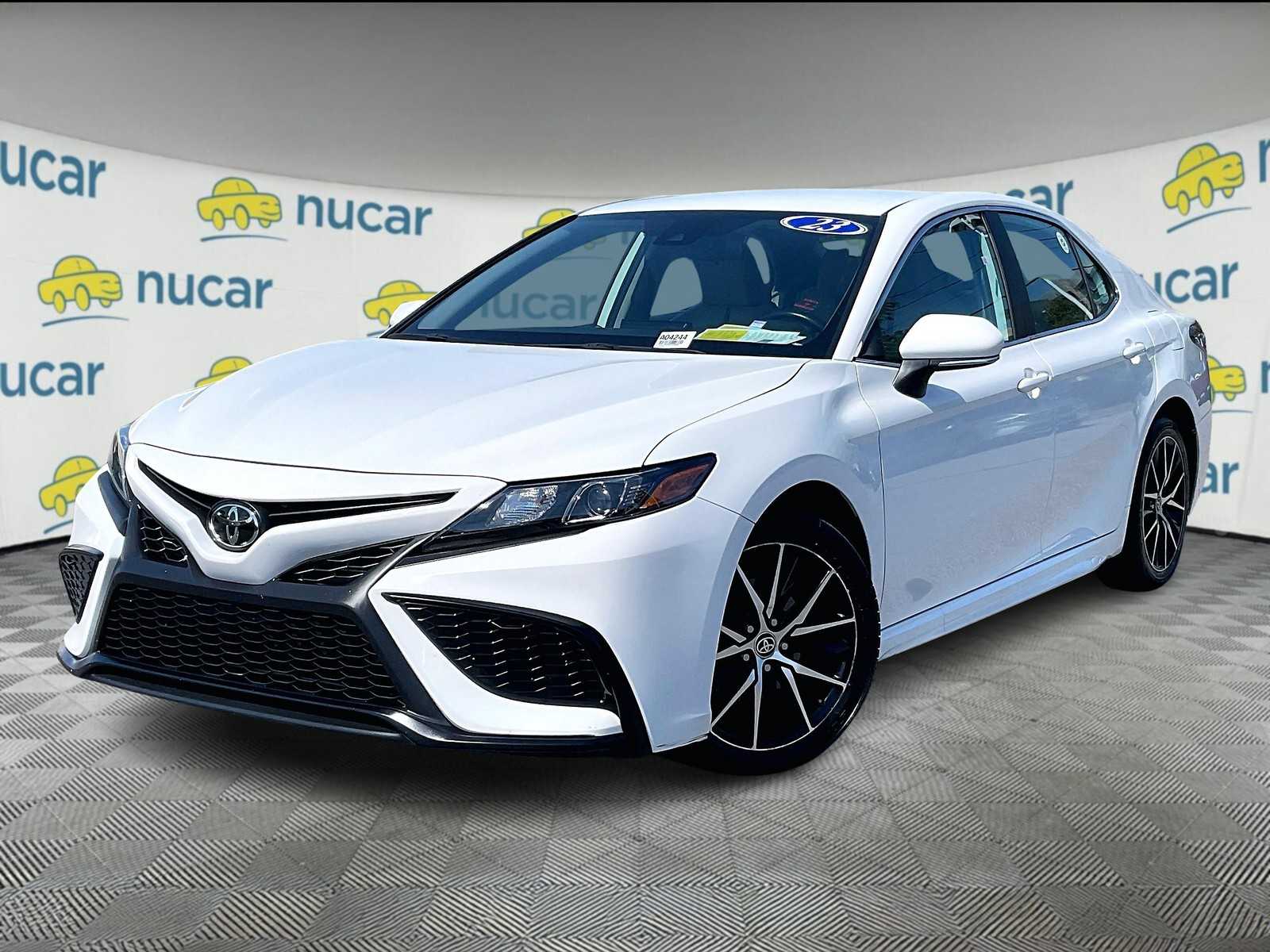 2023 Toyota Camry SE - Photo 3