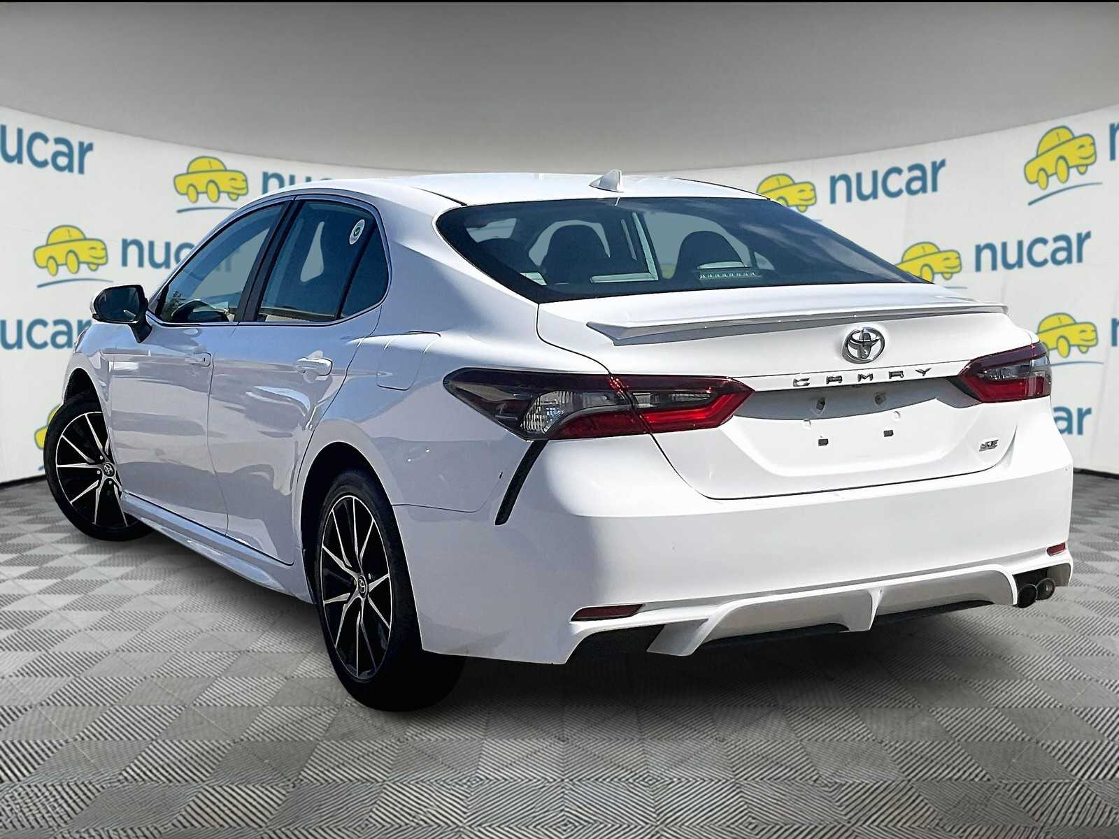 2023 Toyota Camry SE - Photo 4