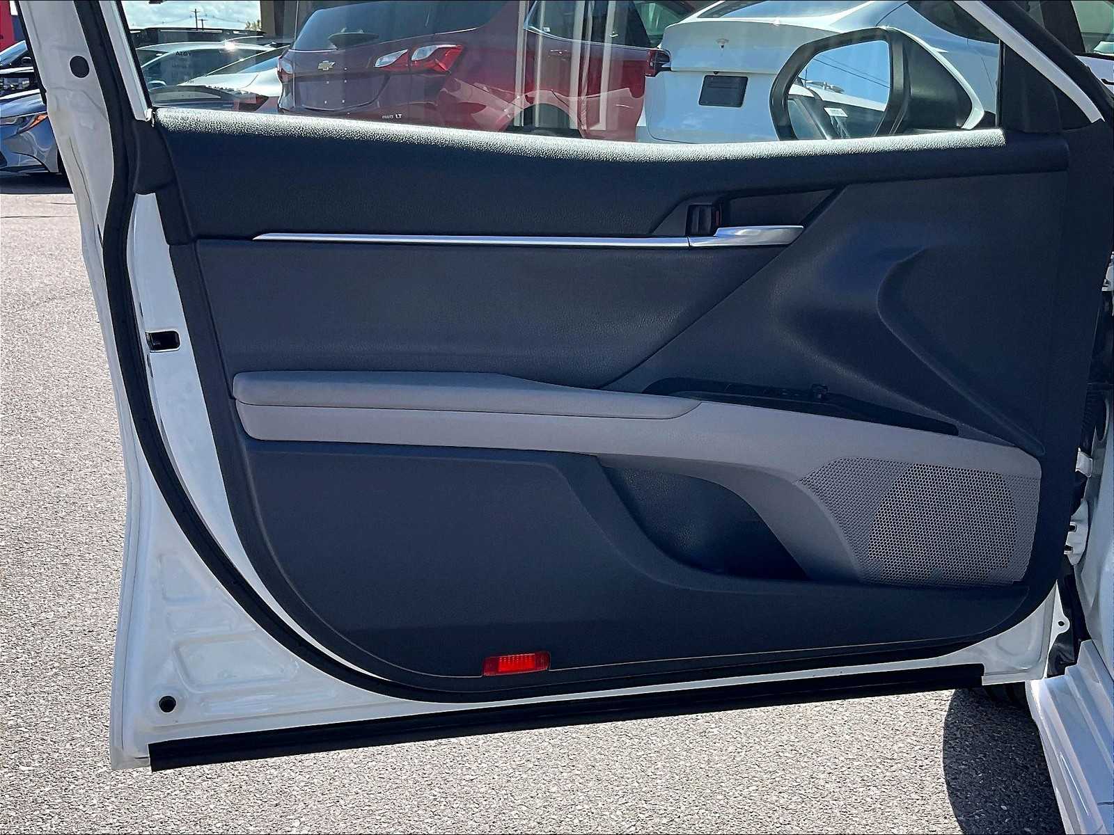 2023 Toyota Camry SE - Photo 9