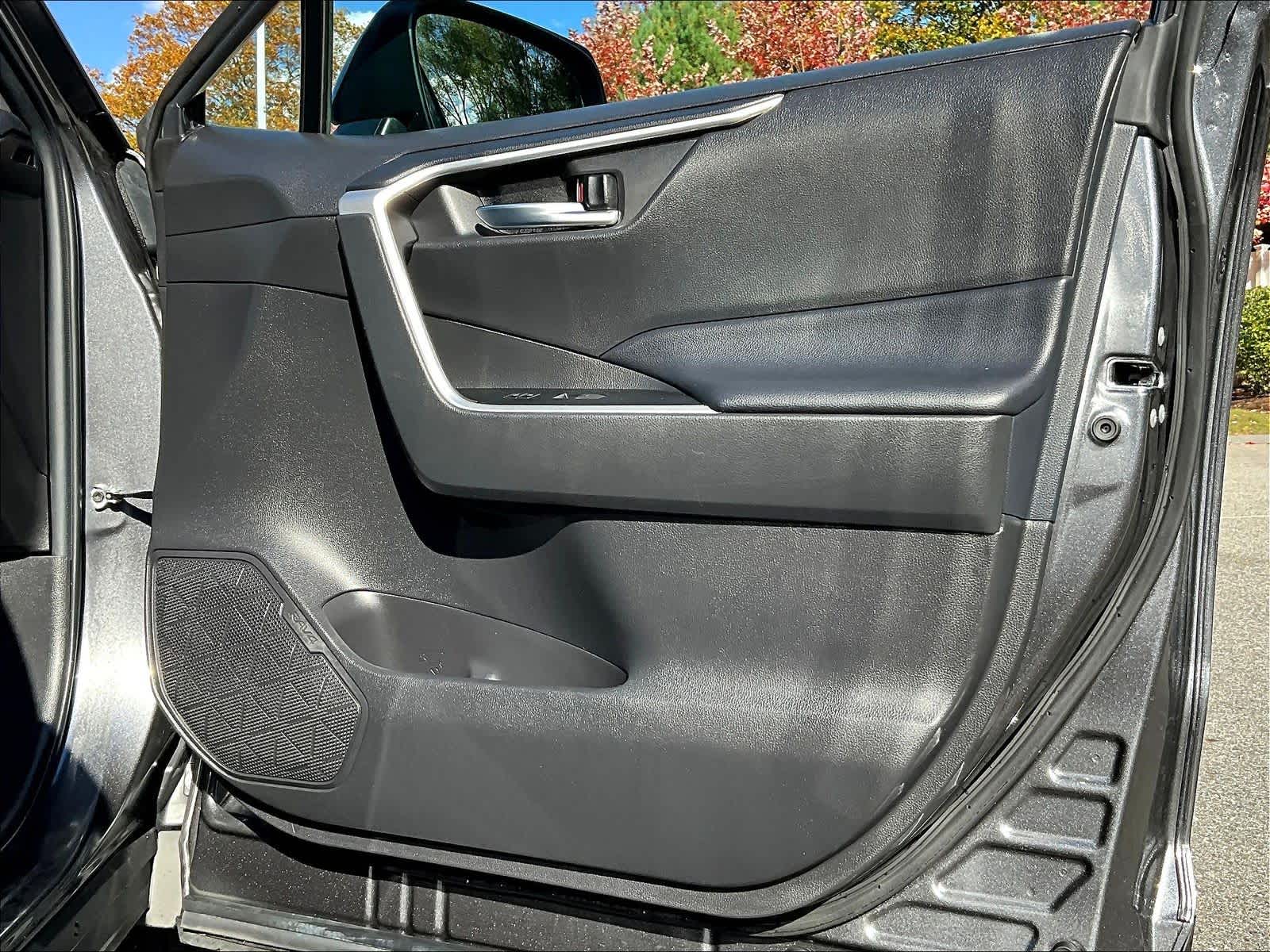 2022 Toyota RAV4 XLE - Photo 12
