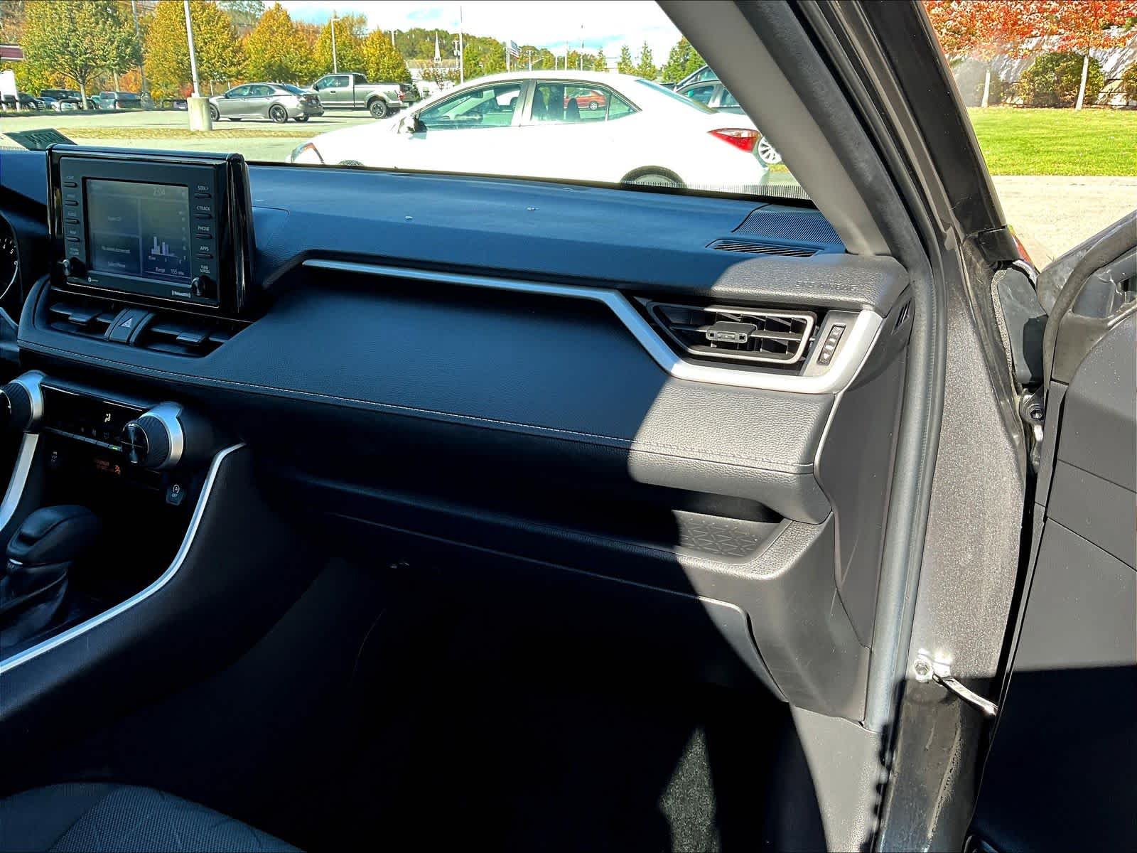 2022 Toyota RAV4 XLE - Photo 13