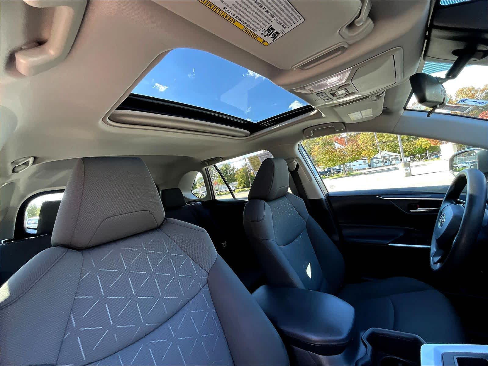 2022 Toyota RAV4 XLE - Photo 22