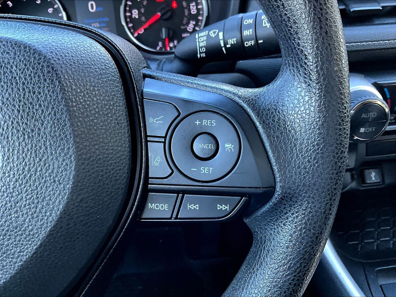 2022 Toyota RAV4 XLE - Photo 24