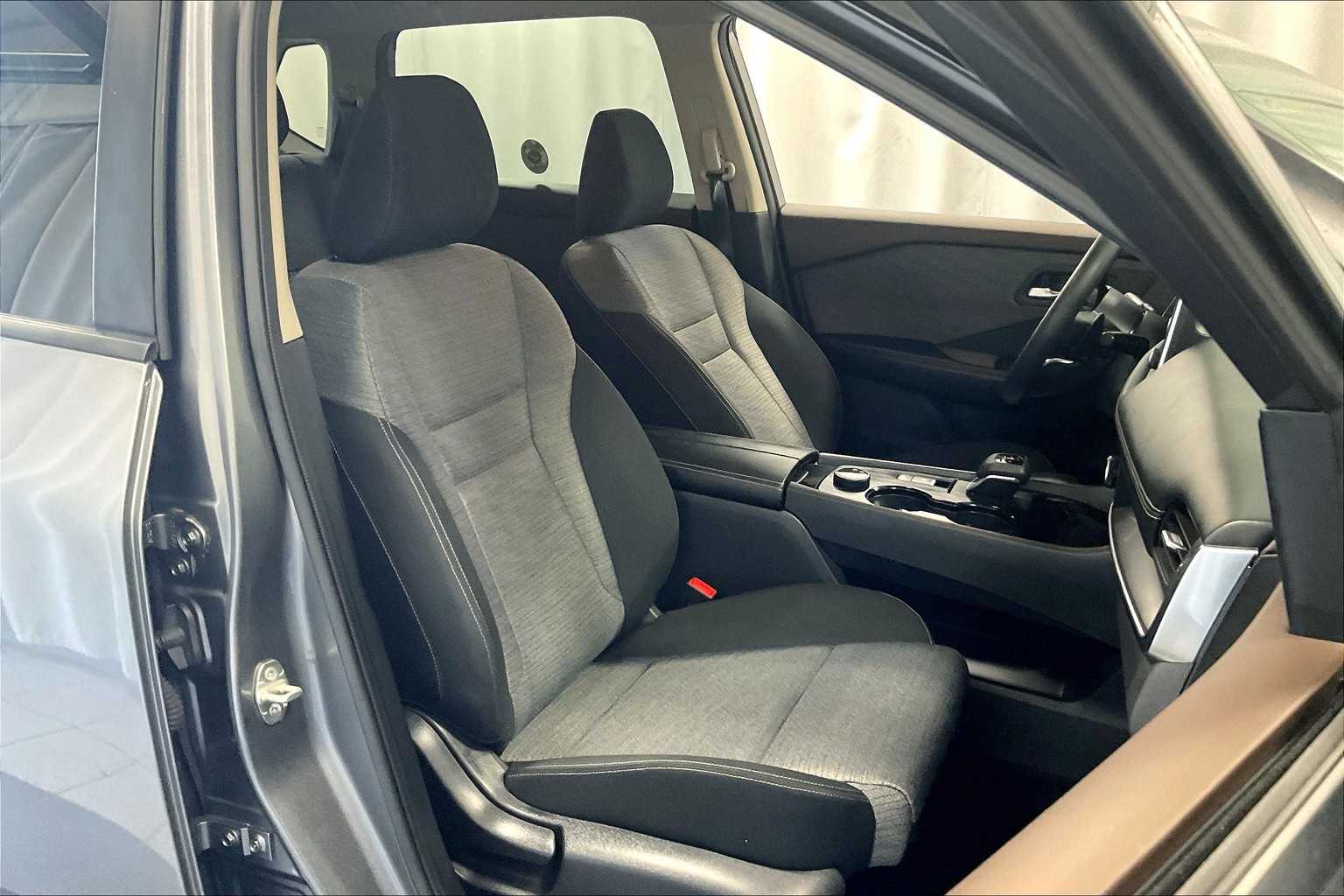 2023 Nissan Rogue SV - Photo 11