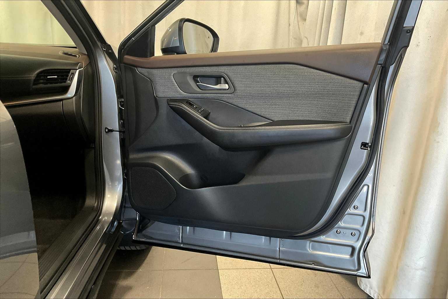 2023 Nissan Rogue SV - Photo 12