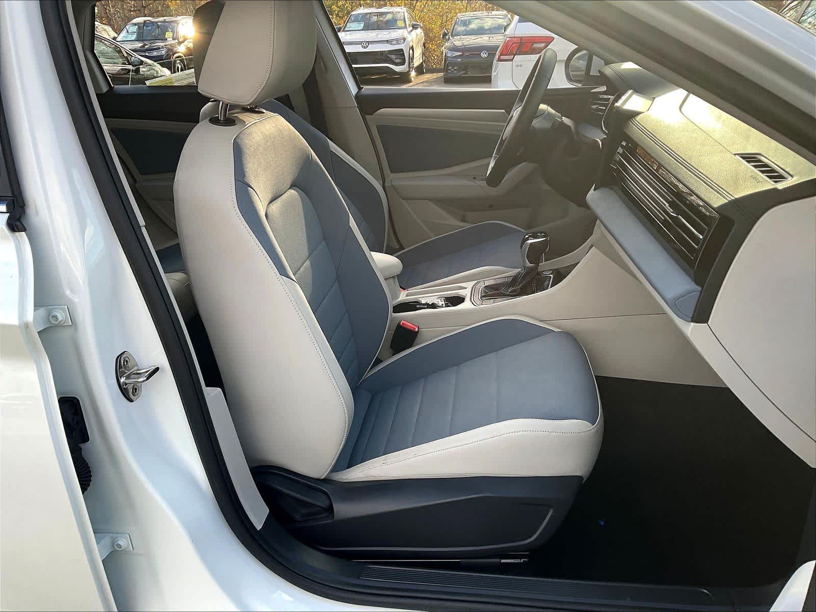 2025 Volkswagen Jetta SE - Photo 11