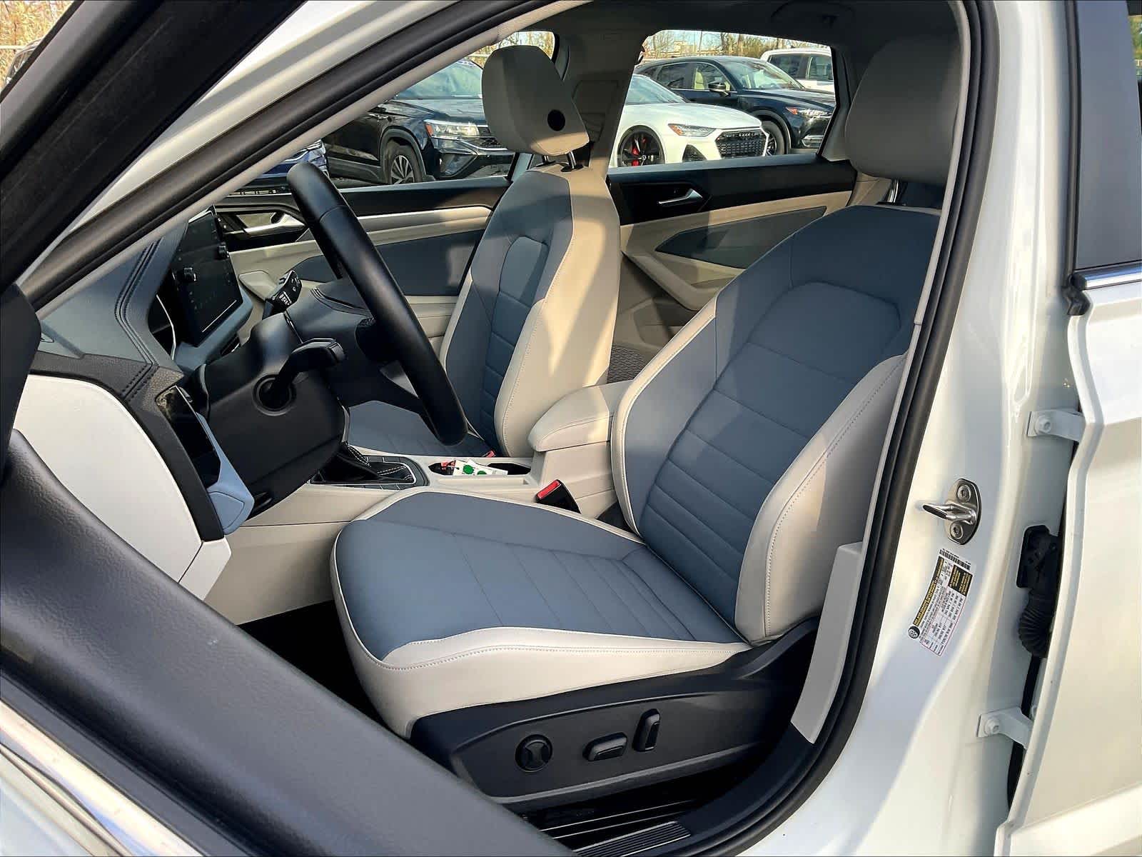 2025 Volkswagen Jetta SE - Photo 10