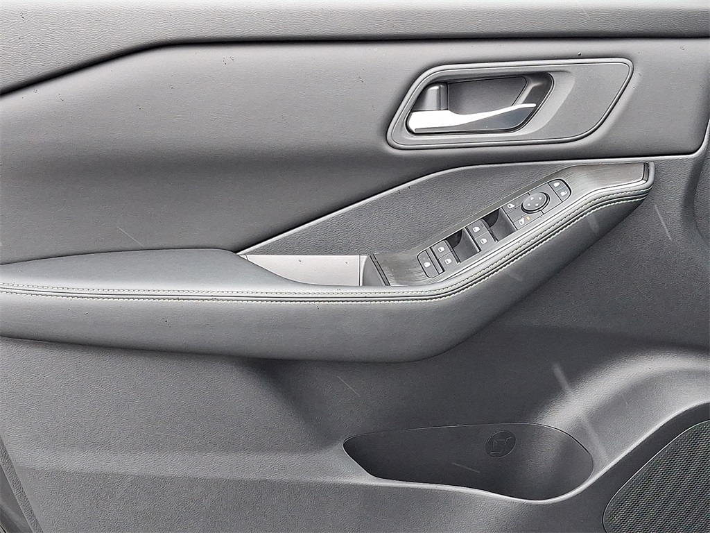 2025 Nissan Rogue SV - Photo 8