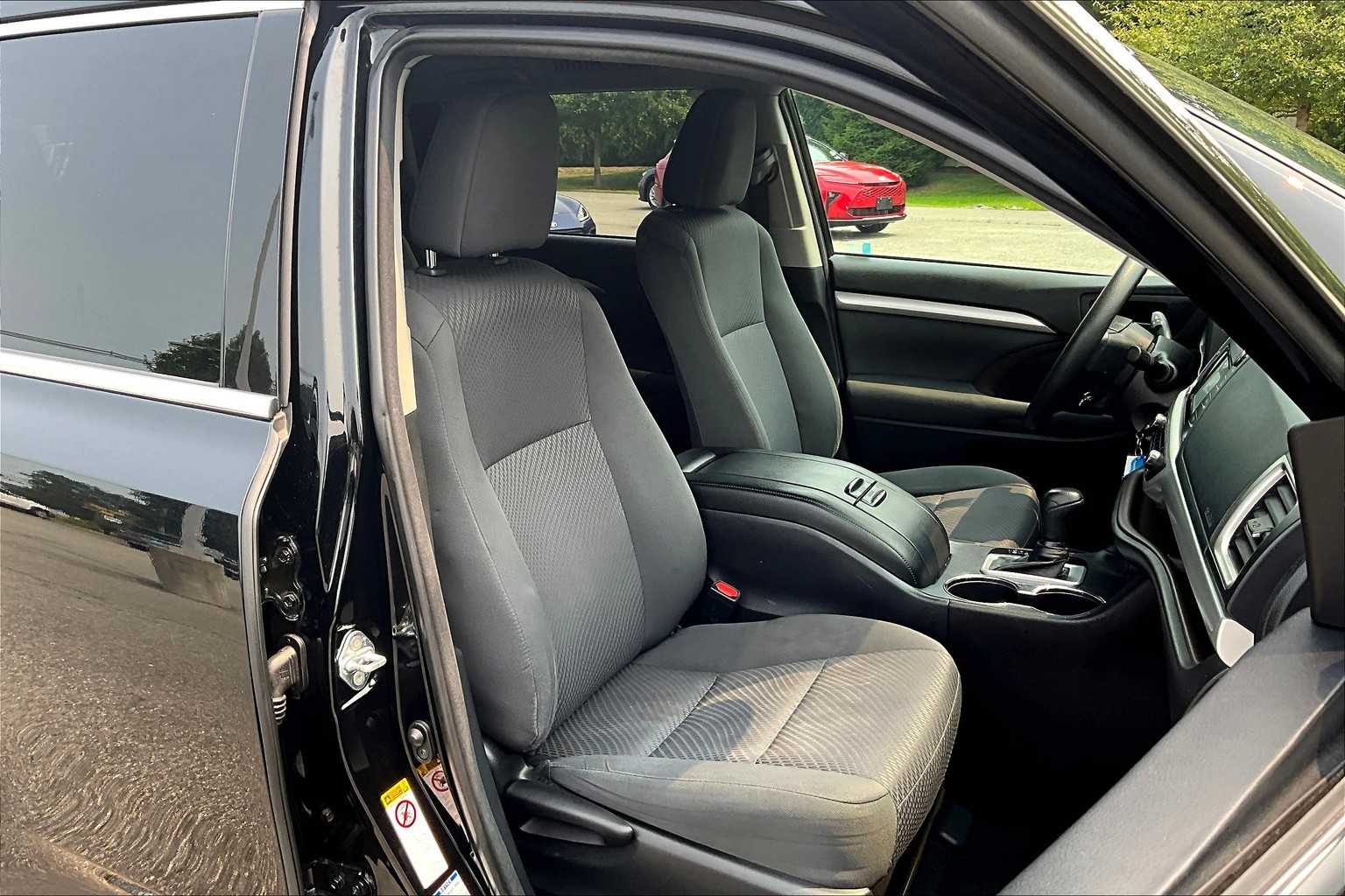 2018 Toyota Highlander LE - Photo 11